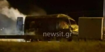 Θεσσαλονίκη: Βίντεο σοκ από τροχαίο – Έβγαλαν 26χρονο μέσα από το φλεγόμενο αυτοκίνητο