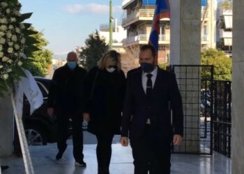 Αυτή την ώρα το «τελευταίο αντίο» στον Δημήτρη Κοντομηνά-Καταβεβλημένη η αδερφή του[video]