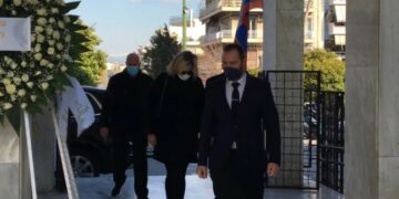 Αυτή την ώρα το «τελευταίο αντίο» στον Δημήτρη Κοντομηνά-Καταβεβλημένη η αδερφή του[video]