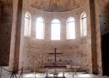 Alldaynews.gr Θεσσαλονίκη: Φοιτητής έσπασε τον σταυρό στη Ροτόντα «επειδή χώρισε»