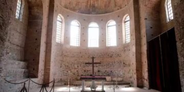 Alldaynews.gr Θεσσαλονίκη: Φοιτητής έσπασε τον σταυρό στη Ροτόντα «επειδή χώρισε»