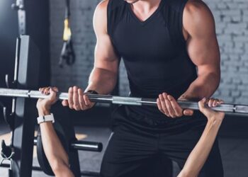 Έγινε Χαμός! Personal trainer έπιασε την σύζυγό του να τον απατά με άστεγο: «Μου το είχε ζητήσει ο Θεός», είπε