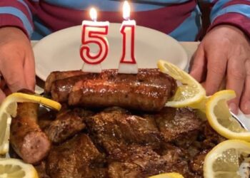 Απίστευτος! Δημοτικός σύμβουλος έσβησε κεράκια πάνω σε… κοψίδια![photo]