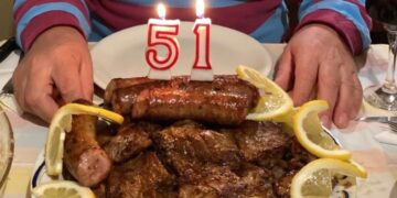 Απίστευτος! Δημοτικός σύμβουλος έσβησε κεράκια πάνω σε… κοψίδια![photo]