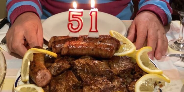 Απίστευτος! Δημοτικός σύμβουλος έσβησε κεράκια πάνω σε… κοψίδια![photo]