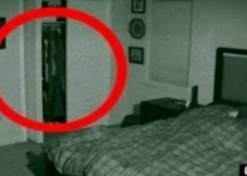 Έβαλαν κρυφή κάμερα στο δωμάτιο για να δουν τι τους ξυπνάει το βράδυ και τώρα θέλουν να… αλλάξουν σπίτι