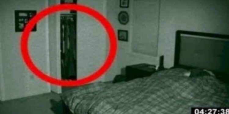 Έβαλαν κρυφή κάμερα στο δωμάτιο για να δουν τι τους ξυπνάει το βράδυ και τώρα θέλουν να… αλλάξουν σπίτι