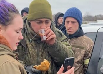 Ουκρανοί έπιασαν αιχμάλωτο Ρώσο στρατιώτη και του φέρθηκαν σαν παιδί τους[video]