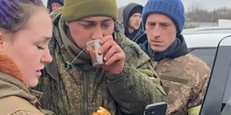 Ουκρανοί έπιασαν αιχμάλωτο Ρώσο στρατιώτη και του φέρθηκαν σαν παιδί τους[video]