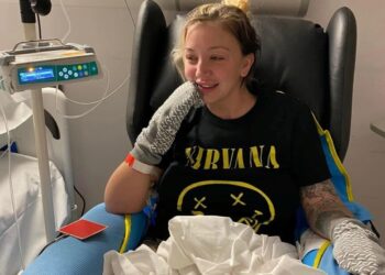 Σοκαριστικό: Από μια πέτρα στα νεφρά κατέληξε με “χέρι-καρχαρία”-Δείτε το χέρι της