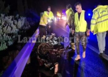 Σοβαρό τροχαίο στη Λαμία: Μηχανή έπεσε πάνω σε μπάρες και έγινε σμπαράλια