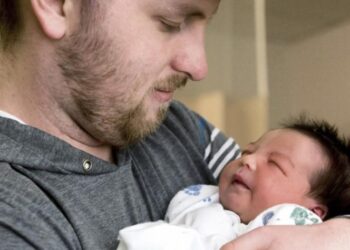 Σούπερ μπαμπάς επανέφερε στη ζωή το νεογέννητό του, αφού πρώτα το ξεγέννησε!