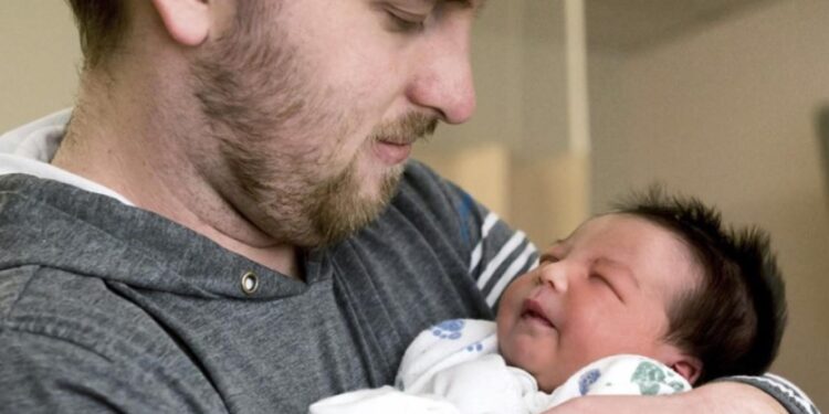 Alldaynews.gr Σούπερ μπαμπάς επανέφερε στη ζωή το νεογέννητό του, αφού πρώτα το ξεγέννησε!