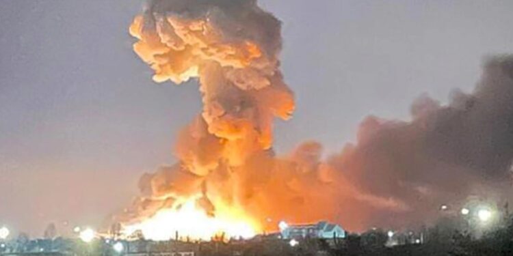 Ουκρανία: Ισχυρή έκρηξη σε δεξαμενές καυσίμων στο Κίεβο[video]