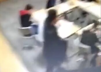 Βίντεο φρίκης:  Δάσκαλος χτυπά με μανία τα παιδιά στο κεφάλι με τη σειρά