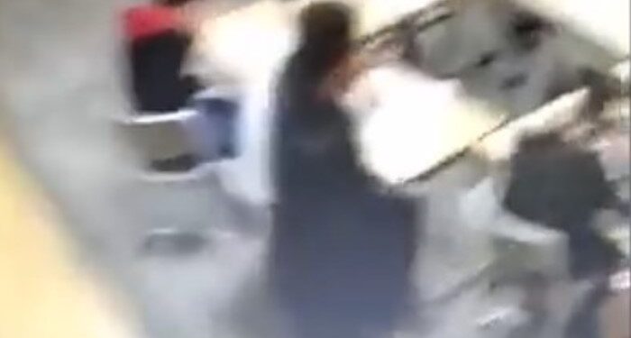 Βίντεο φρίκης:  Δάσκαλος χτυπά με μανία τα παιδιά στο κεφάλι με τη σειρά