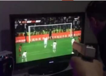 Απίστευτος! Πυροβόλησε την τηλεόραση μετά το χαμένο πέναλτι[video]