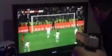 Απίστευτος! Πυροβόλησε την τηλεόραση μετά το χαμένο πέναλτι[video]