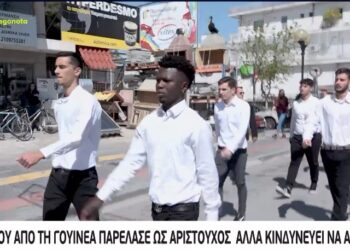 25η Μαρτίου: Παρέλασε ως αριστούχος αλλά κινδυνεύει να απελαθεί