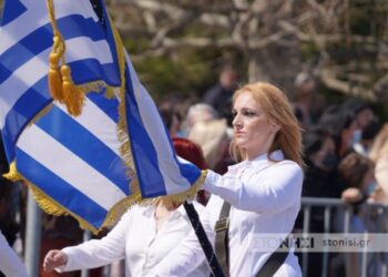Τέλειωσε το Γυμνάσιο, έκανε τρία παιδιά και επέστρεψε σημαιοφόρος, με παραστάτρια την κόρη της![photos]