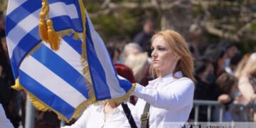 Τέλειωσε το Γυμνάσιο, έκανε τρία παιδιά και επέστρεψε σημαιοφόρος, με παραστάτρια την κόρη της![photos]