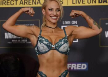 Διάσημη πυγμάχος εμφανίστηκε ξανά με αποκαλυπτικά εσώρουχα στη ζύγιση πριν τον αγώνα[video]