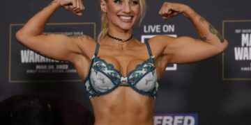 Διάσημη πυγμάχος εμφανίστηκε ξανά με αποκαλυπτικά εσώρουχα στη ζύγιση πριν τον αγώνα[video]