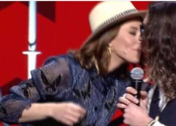 X Factor: Ξετρελάθηκε η Μαρίζα Ρίζου – Σηκώθηκε για να μυρίσει τον διαγωνιζόμενο!