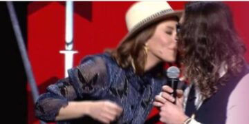 X Factor: Ξετρελάθηκε η Μαρίζα Ρίζου – Σηκώθηκε για να μυρίσει τον διαγωνιζόμενο!