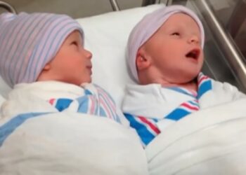 Δίδυμα “πιάνουν κουβέντα” μια ώρα μετά τη γέννησή τους – Το video που μας έφτιαξε την μέρα