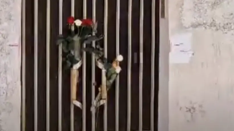 Ηλικιωμένη άφησε λουλούδια στην πόρτα του σπιτιού της Ρούλας Πισπιρίγκου