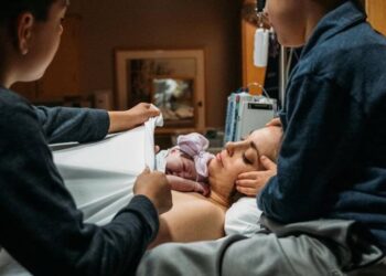 Αγόρι βοήθησε στη γέννα της μαμάς του – Μαγικές εικόνες