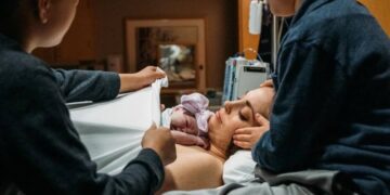 Alldaynews.gr Αγόρι βοήθησε στη γέννα της μαμάς του – Μαγικές εικόνες