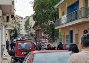 Θάνατος τριών παιδιών στην Πάτρα: Κόσμος έχει συγκεντρωθεί έξω από το σπίτι της Ρούλας Πισπιρίγκου
