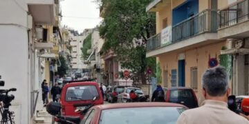 Θάνατος τριών παιδιών στην Πάτρα: Κόσμος έχει συγκεντρωθεί έξω από το σπίτι της Ρούλας Πισπιρίγκου