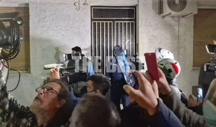 Οργή Λαού στην Πάτρα: Φωνάζουν «Κρεμάστε την-Δώστε την στο λαό»- Εμφανίστηκε η αστυνομία