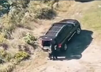 Αστυνομικός πιάστηκε να ερωτοτροπεί σε δημόσιο χώρο[video]