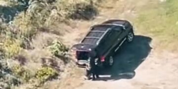 Αστυνομικός πιάστηκε να ερωτοτροπεί σε δημόσιο χώρο[video]