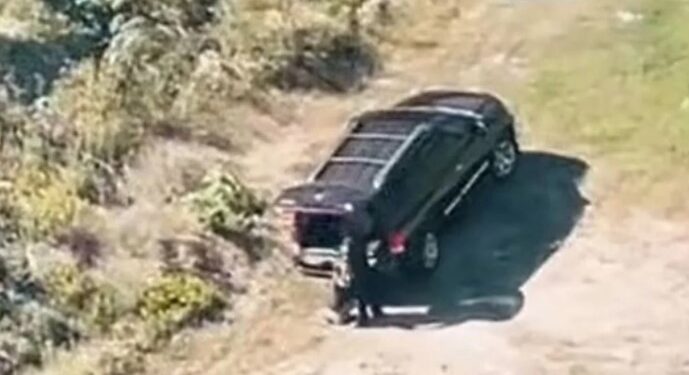 Αστυνομικός πιάστηκε να ερωτοτροπεί σε δημόσιο χώρο[video]