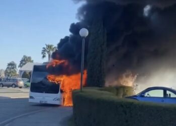 Παραλίγο Τραγωδία: Φωτιά σε λεωφορείο που μετέφερε μαθητές στη Λάρνακα