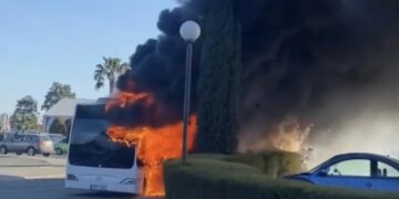Alldaynews.gr Παραλίγο Τραγωδία: Φωτιά σε λεωφορείο που μετέφερε μαθητές στη Λάρνακα
