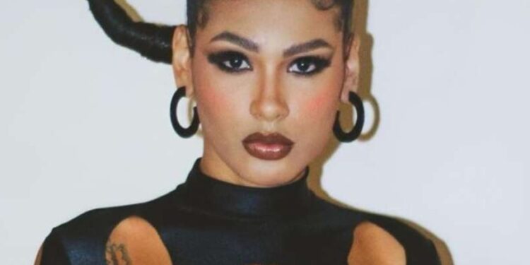 Alldaynews.gr Τραγουδίστρια μπήκε στο νοσοκομείο γιατί… δεν αεριζόταν μπροστά στον σύντροφό της