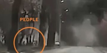 Πόλεμος Ουκρανία: Η σοκαριστική στιγμή που βομβαρδίζεται το Τσερνίχιφ – 47 οι νεκροί[video]