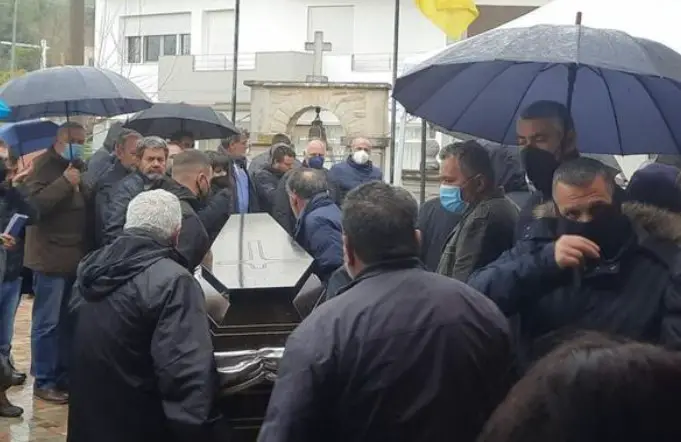 Θρήνος στην κηδεία του Μανόλη και της Ευγενίας-"Έφυγαν" ξαφνικά αφήνοντας 3 παιδιά