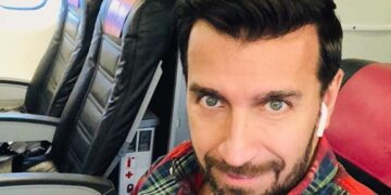 Alldaynews.gr Θάνος Πετρέλης: Θαυμάστριες μου πετούσαν εσώρουχα μπροστά στην γυναίκα μου