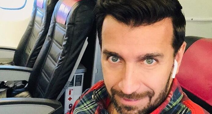 Alldaynews.gr Θάνος Πετρέλης: Θαυμάστριες μου πετούσαν εσώρουχα μπροστά στην γυναίκα μου