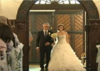 Γύρισαν όλοι να δουν τη νύφη που έμπαινε στην εκκλησία – Αυτό που έκανε όμως…[video]