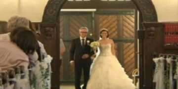 Γύρισαν όλοι να δουν τη νύφη που έμπαινε στην εκκλησία – Αυτό που έκανε όμως…[video]