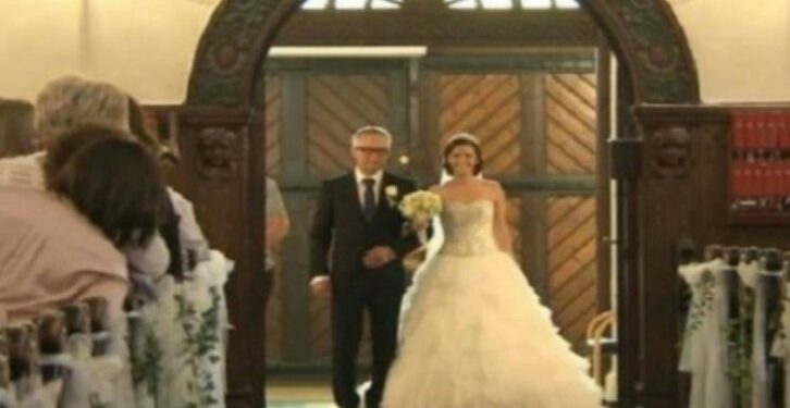 Γύρισαν όλοι να δουν τη νύφη που έμπαινε στην εκκλησία – Αυτό που έκανε όμως…[video]