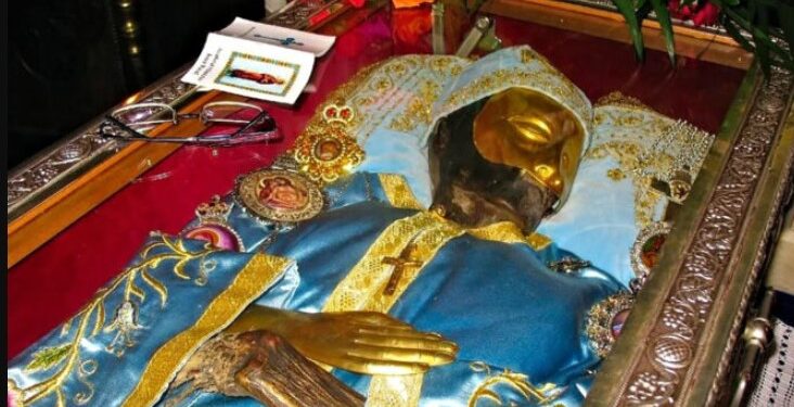 Όταν το σκήνωμα του Οσίου Ιωάννου του Ρώσου αλλάζει πλευρό[video]